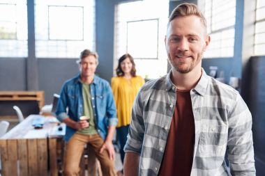 gülümseyen genç profesyoneller