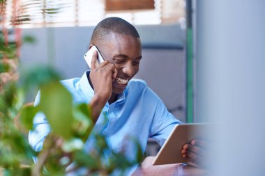 Afrikalı genç gülümseyen