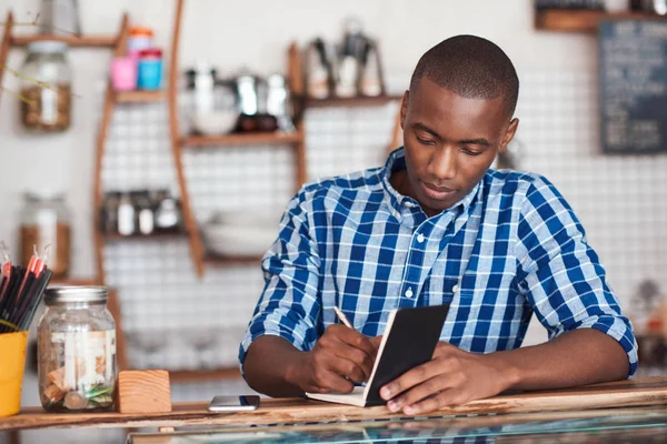 Focalizzato giovane imprenditore africano — Foto Stock
