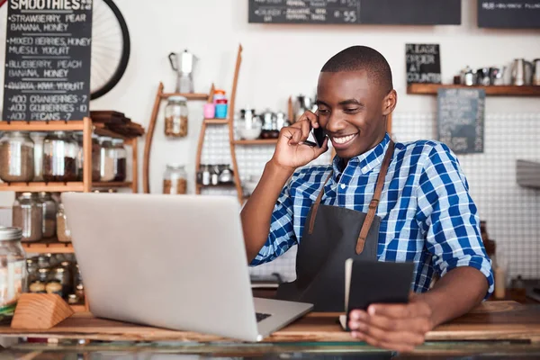 Sonriente joven empresario africano — Foto de Stock