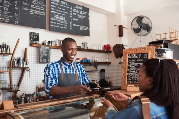 Mosolygó afrikai barista — Stock Fotó