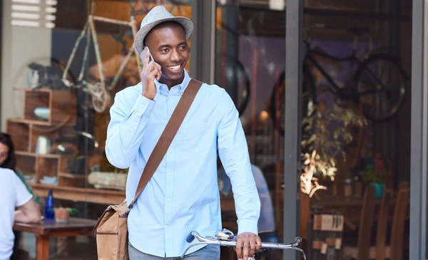 Africano uomo parlando — Foto Stock