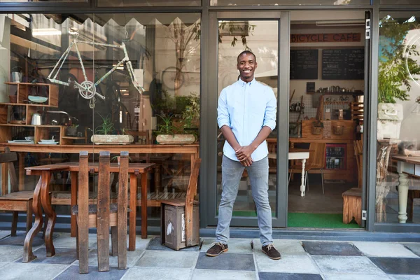 Африканский предприниматель, стоящий на месте — стоковое фото