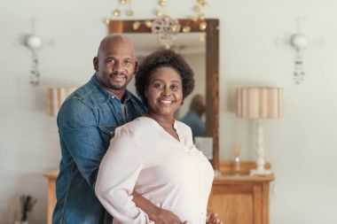 ayakta birlikte oturma odasında çift