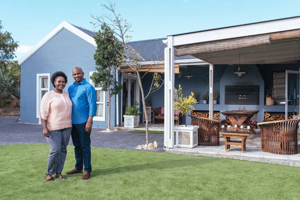 modern ev önünde Çift