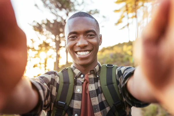 Hombre usando mochila tomando selfie — Foto de Stock