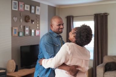 oturma odasında dans çift