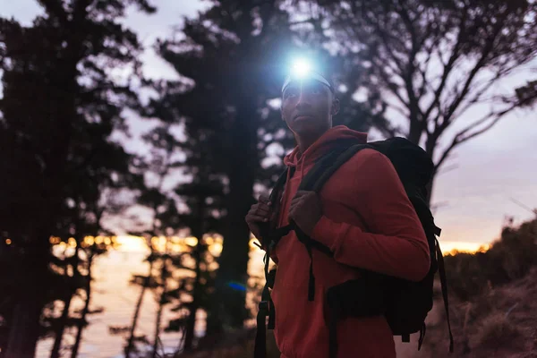 Homme debout seul dans les bois — Photo