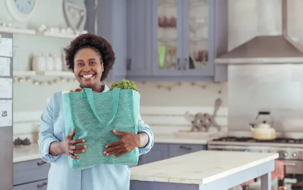 Жінка стоїть на самоті на кухні — стокове фото