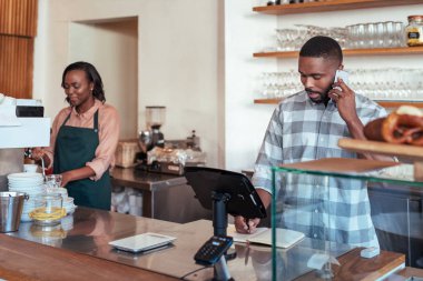 telefonda konuşmak ve not defterinde yazılı girişimci