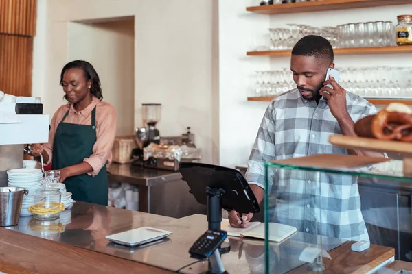 telefonda konuşmak ve not defterinde yazılı girişimci