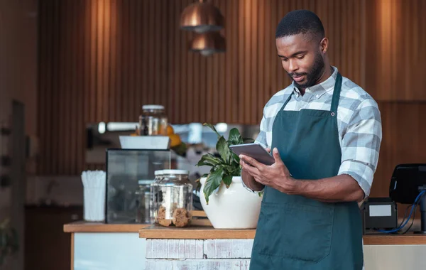 Entrepreneur en tablier à l'aide d'une tablette numérique — Photo