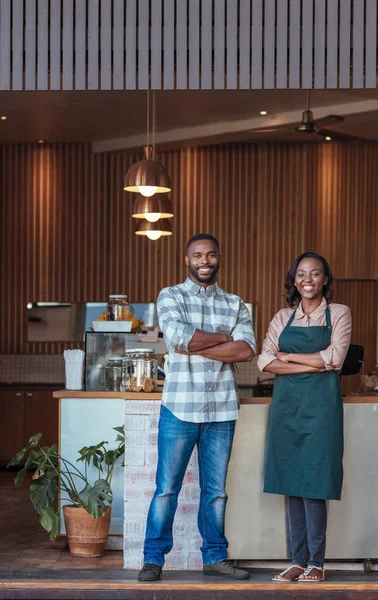 Предприниматели, стоящие у стойки кафе — стоковое фото