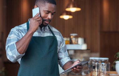 girişimci telefonda konuşuyor ve tablet kullanma