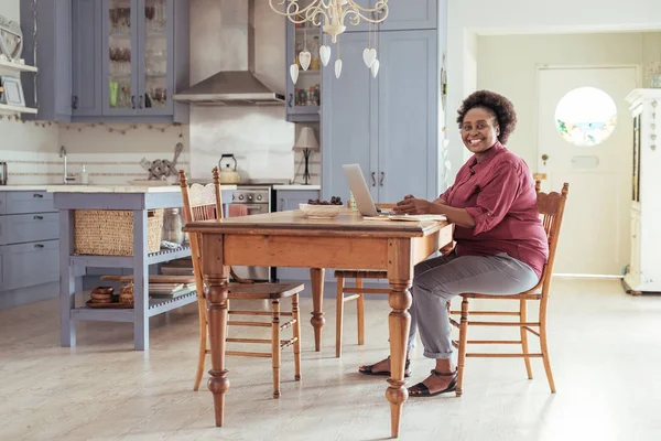 Wanita yang duduk di dapur — Stok Foto