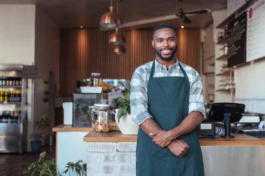 Cafe Counter önünde duran girişimci 