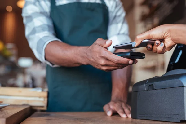 Customer using smartphone and nfs technology — Stock Photo, Image