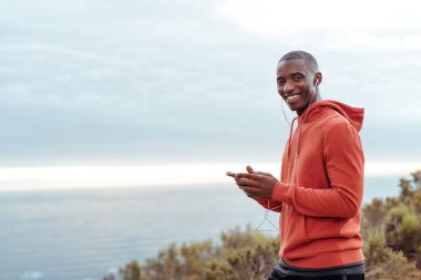 okyanus tarafından izinde ayakta adam 