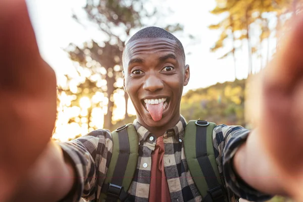 Omul face față și face selfie — Fotografie, imagine de stoc