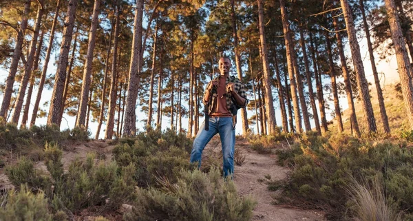 Чоловік стоїть на стежці в лісі — стокове фото