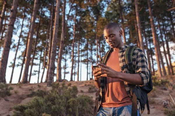 Mannen på trail kontroll smartphone — Stockfoto