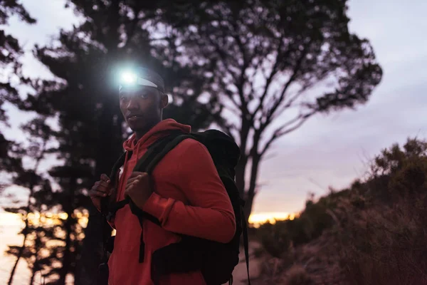 Homme debout seul dans la forêt — Photo