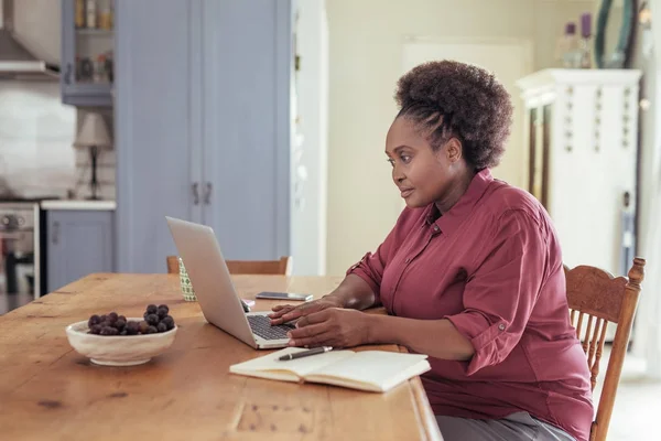 Mujer trabajando con portátil — Foto de Stock