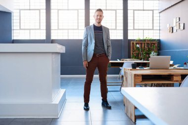 ofiste tek başına duran işadamı