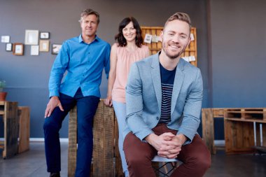 arka plan meslektaşları ile genç işadamı