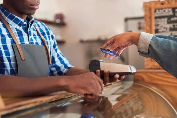 Cliente usando cartão bancário para pagar — Fotografia de Stock