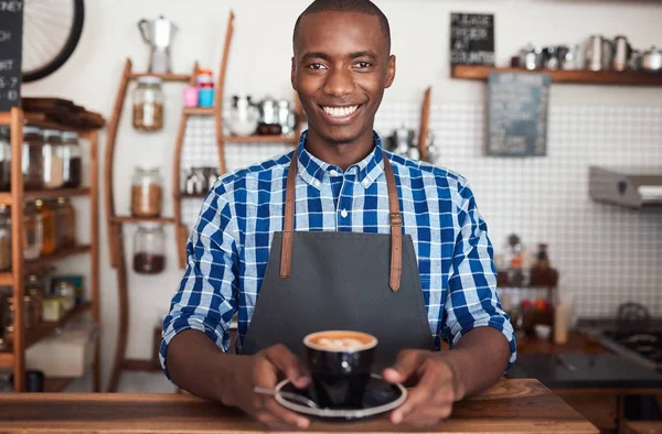 Barista gospodarstwa filiżankę cappuccino — Zdjęcie stockowe