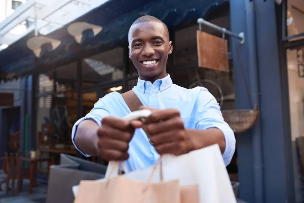 Joven sosteniendo bolsas de compras — Foto de Stock