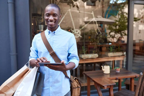 Dijital tablet kullanan genç adam 