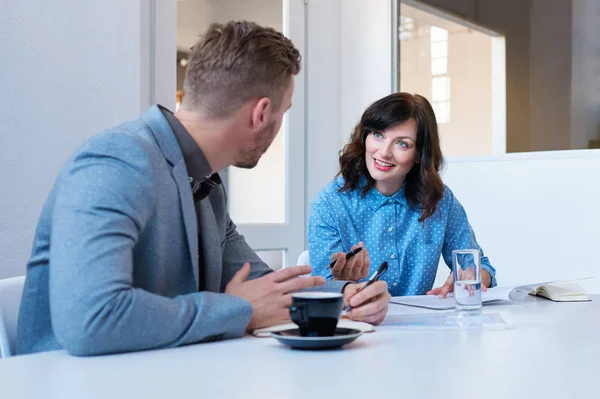 Smiling coworkers talking in office — Stock Photo, Image