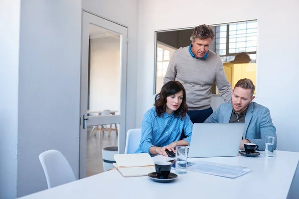 Manager standing behind two colleagues — Stock Photo, Image