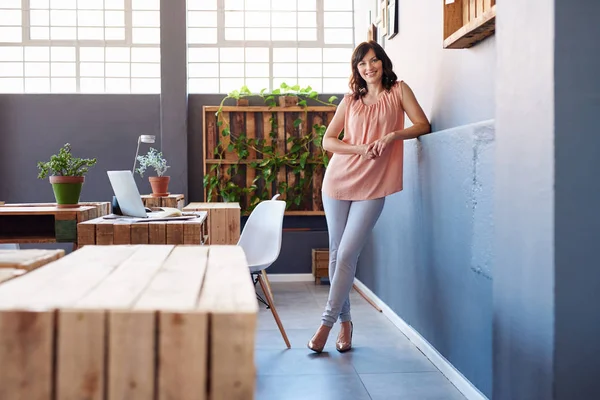 Young businesswoman standing alone in office — Stock Photo, Image