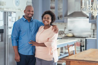 Mutfakta yan yana duran çift.