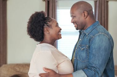 Çift ayakta birbirine bakarak