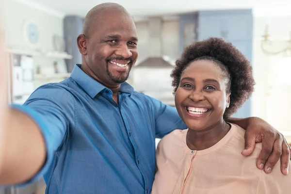 Casal tomando selfie em casa — Fotografia de Stock