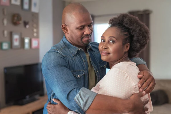 Couple s'embrassant à la maison — Photo