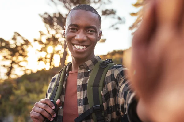 Mannen med ryggsäcken ta en selfie — Stockfoto