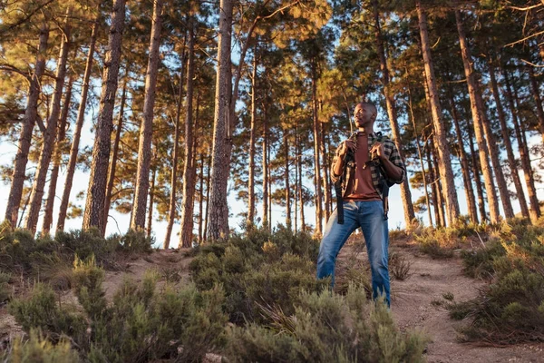 Hombre de pie en el camino —  Fotos de Stock