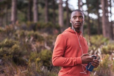 müzik çalar ile ormanda ayakta adam