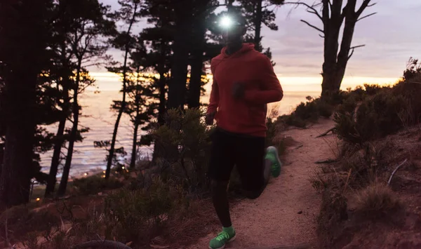 Man running down trail in forest — Stock Photo, Image