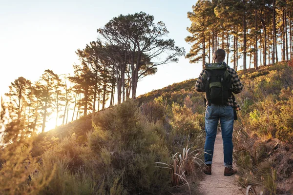 Homme debout sur le sentier — Photo