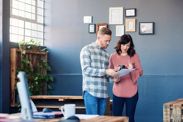 Colleagues discussing paperwork — Stock Photo, Image