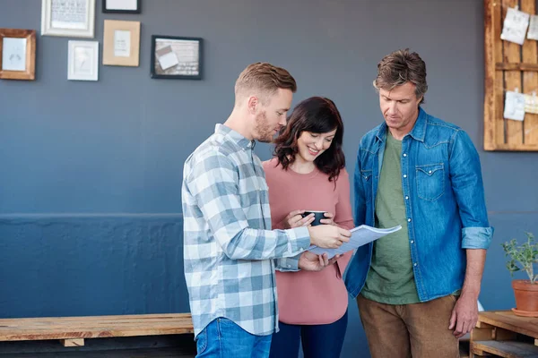 Evrak tartışırken iş arkadaşları 