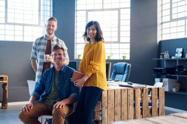 iş arkadaşlarınızla birlikte modern ofisinde çalışan