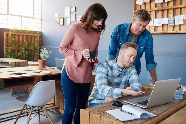 Businesspeople working on laptop — Stock Photo, Image