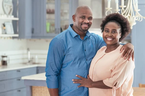 Mutfakta yan yana duran çift. 